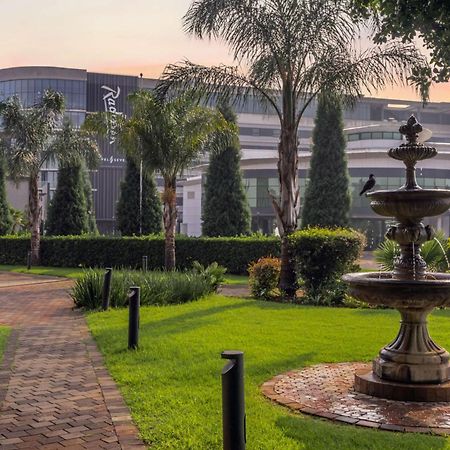 Radisson Hotel And Convention Centre Or Tambo Airport Johannesburg Exteriör bild