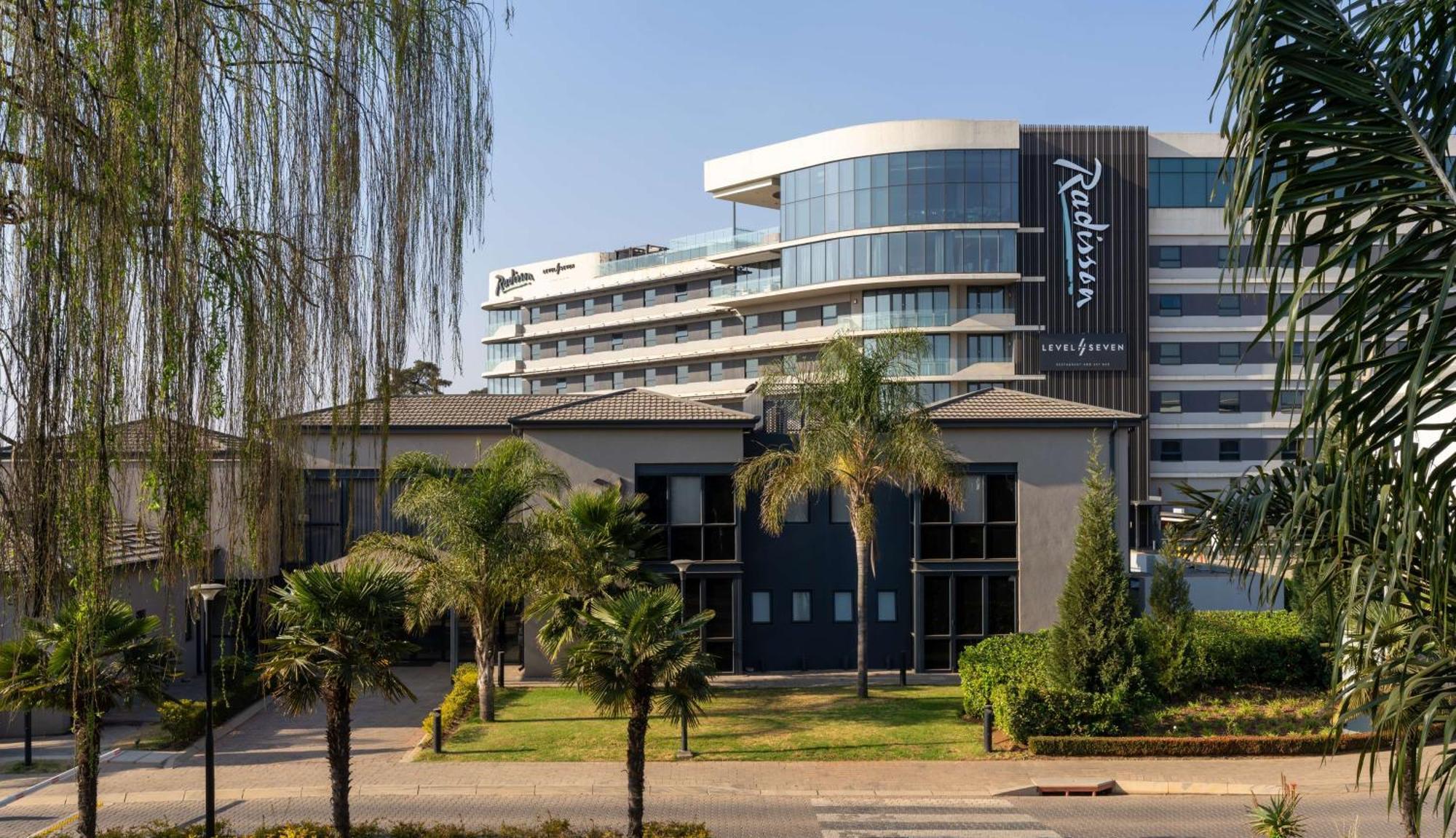 Radisson Hotel And Convention Centre Or Tambo Airport Johannesburg Exteriör bild