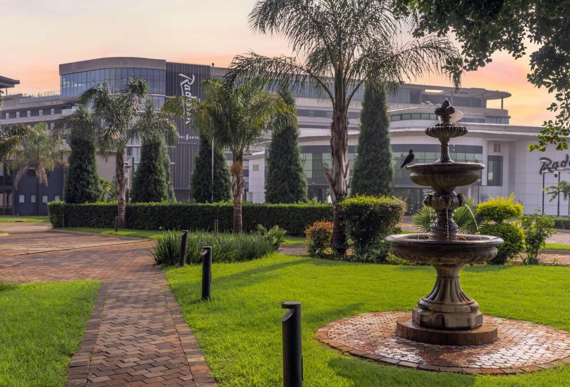 Radisson Hotel And Convention Centre Or Tambo Airport Johannesburg Exteriör bild